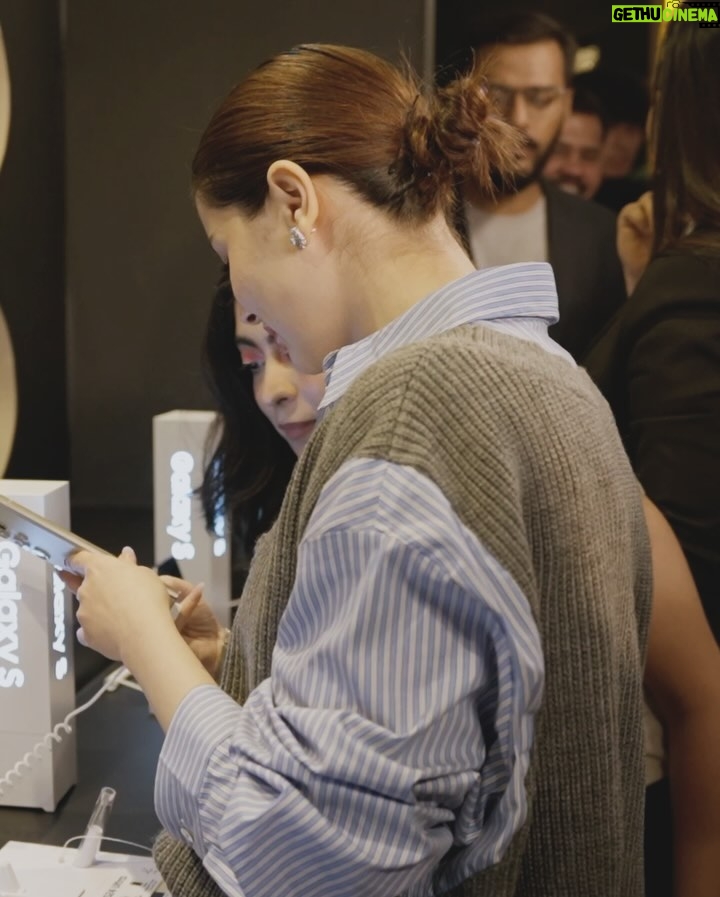 Hania Aamir Instagram - What a vibe! #GalaxyAi is here✨️ Loved the new #GalaxyS24Ultra & all new AI features 🌟 Here are some glimpses of the #SamsungUnpacked watch party. Early bird offer is live, book today from your nearest shop to get complimentary Galaxy Buds. Limited time offer. T&Cs apply. @samsungpakistan