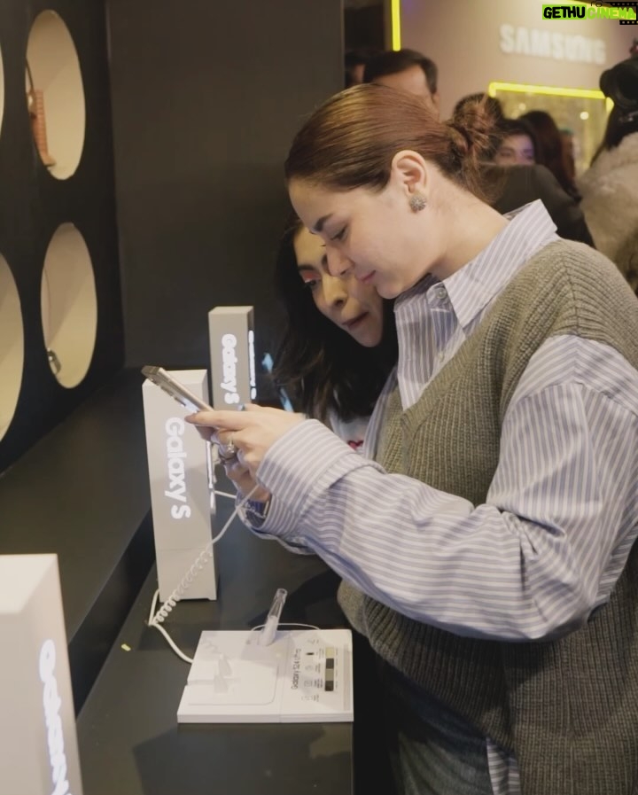Hania Aamir Instagram - What a vibe! #GalaxyAi is here✨️ Loved the new #GalaxyS24Ultra & all new AI features 🌟 Here are some glimpses of the #SamsungUnpacked watch party. Early bird offer is live, book today from your nearest shop to get complimentary Galaxy Buds. Limited time offer. T&Cs apply. @samsungpakistan