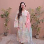 Hania Aamir Instagram – Hania Aamir x @shop_garnet 🌸 Get my look on UPTO 40% OFF in PKR 4,929/- only. Shop now from garnetclothing.com before the stock runs out ‼️
 
#Garnet #GarnetxHaniaAamir