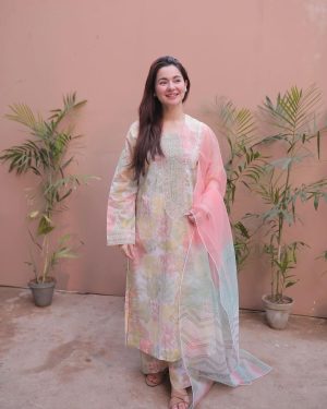 Hania Aamir Instagram - Hania Aamir x @shop_garnet 🌸 Get my look on UPTO 40% OFF in PKR 4,929/- only. Shop now from garnetclothing.com before the stock runs out ‼️
 
#Garnet #GarnetxHaniaAamir