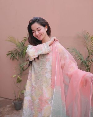 Hania Aamir Instagram - Hania Aamir x @shop_garnet 🌸 Get my look on UPTO 40% OFF in PKR 4,929/- only. Shop now from garnetclothing.com before the stock runs out ‼️
 
#Garnet #GarnetxHaniaAamir