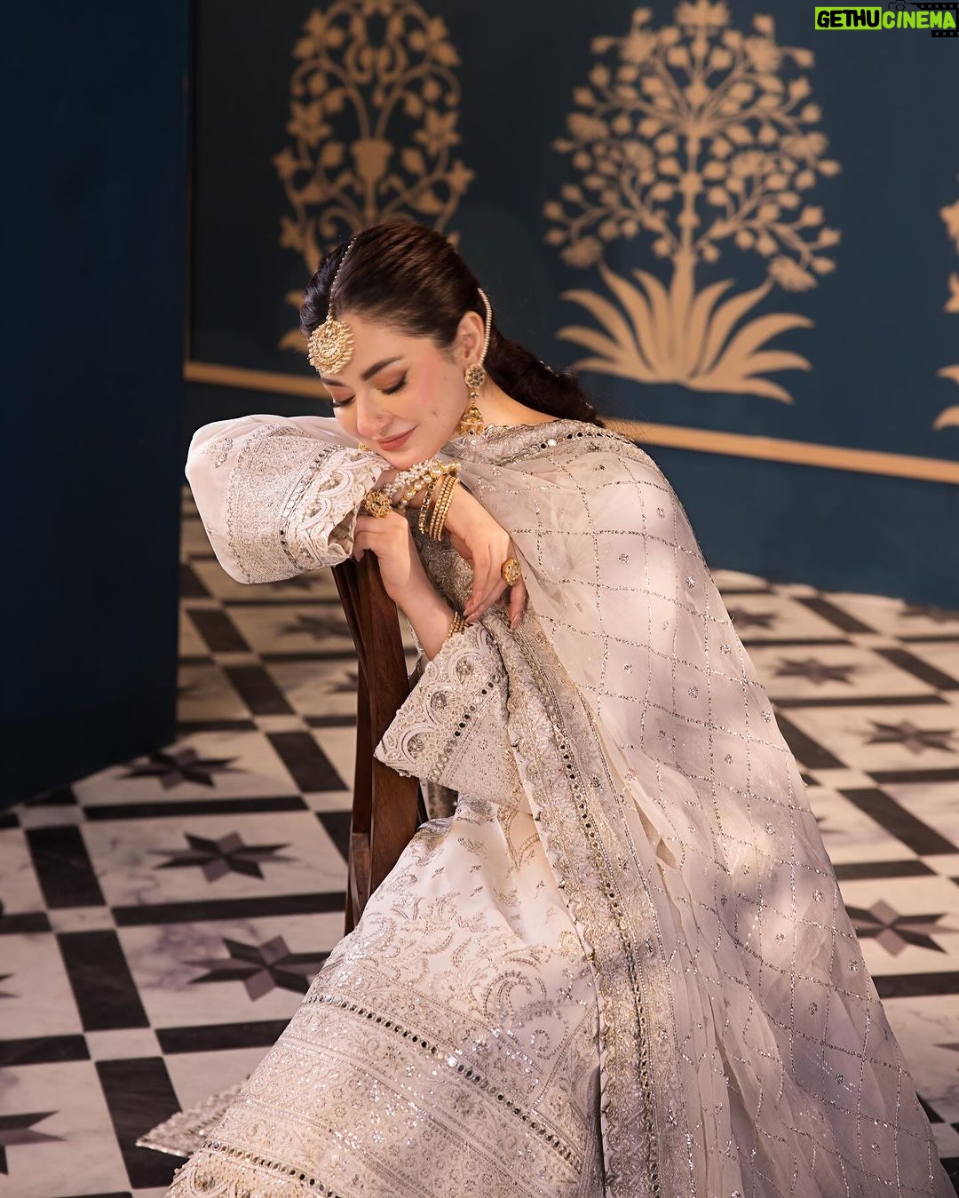 Hania Aamir Instagram - Explore the exuberant splendour of ‘Fasana-E-Ishq’ – Asim Jofa’s Eid Luxury Lawn Collection! 🌹 @asimjofa #AsimJofa #IWearAsimJofa #FasanaeIshq #HaniaAamir #LuxuryLawnCollection #EidEdit #Unstitched #FestiveCollection #Embroidered