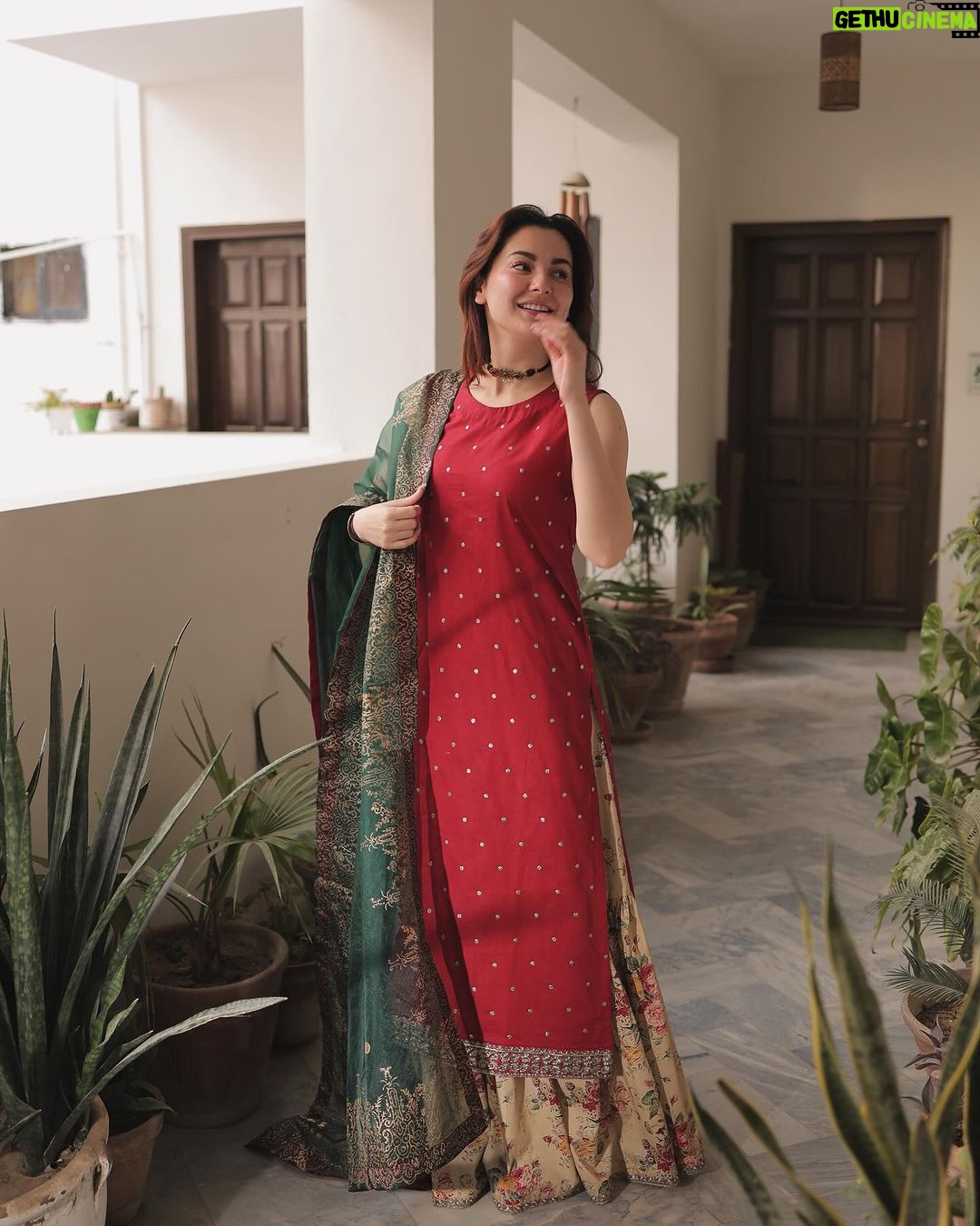 Hania Aamir Instagram - Never getting enough of this minimal festive look ✨ Wearing @kastoorpk