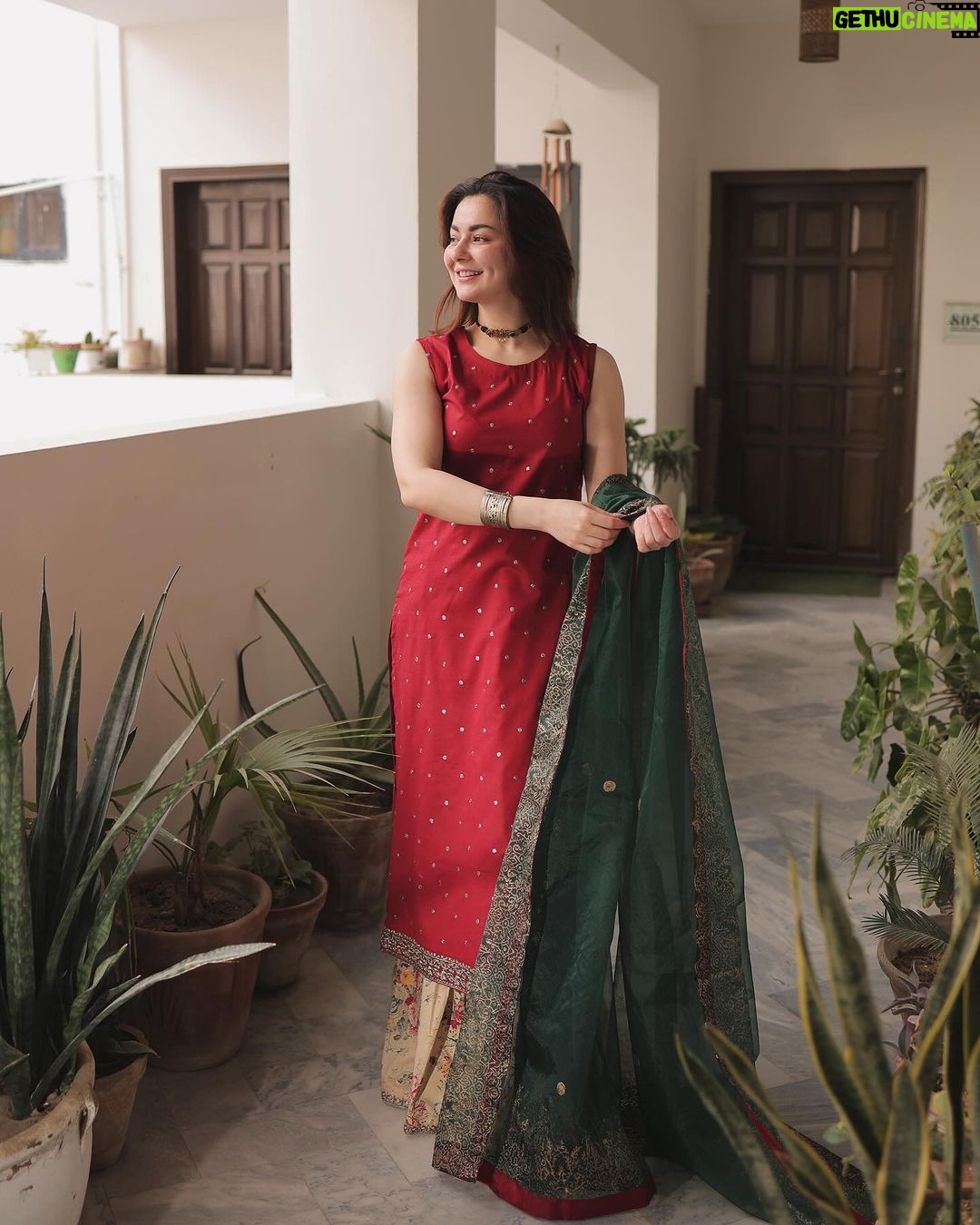 Hania Aamir Instagram - Never getting enough of this minimal festive look ✨ Wearing @kastoorpk