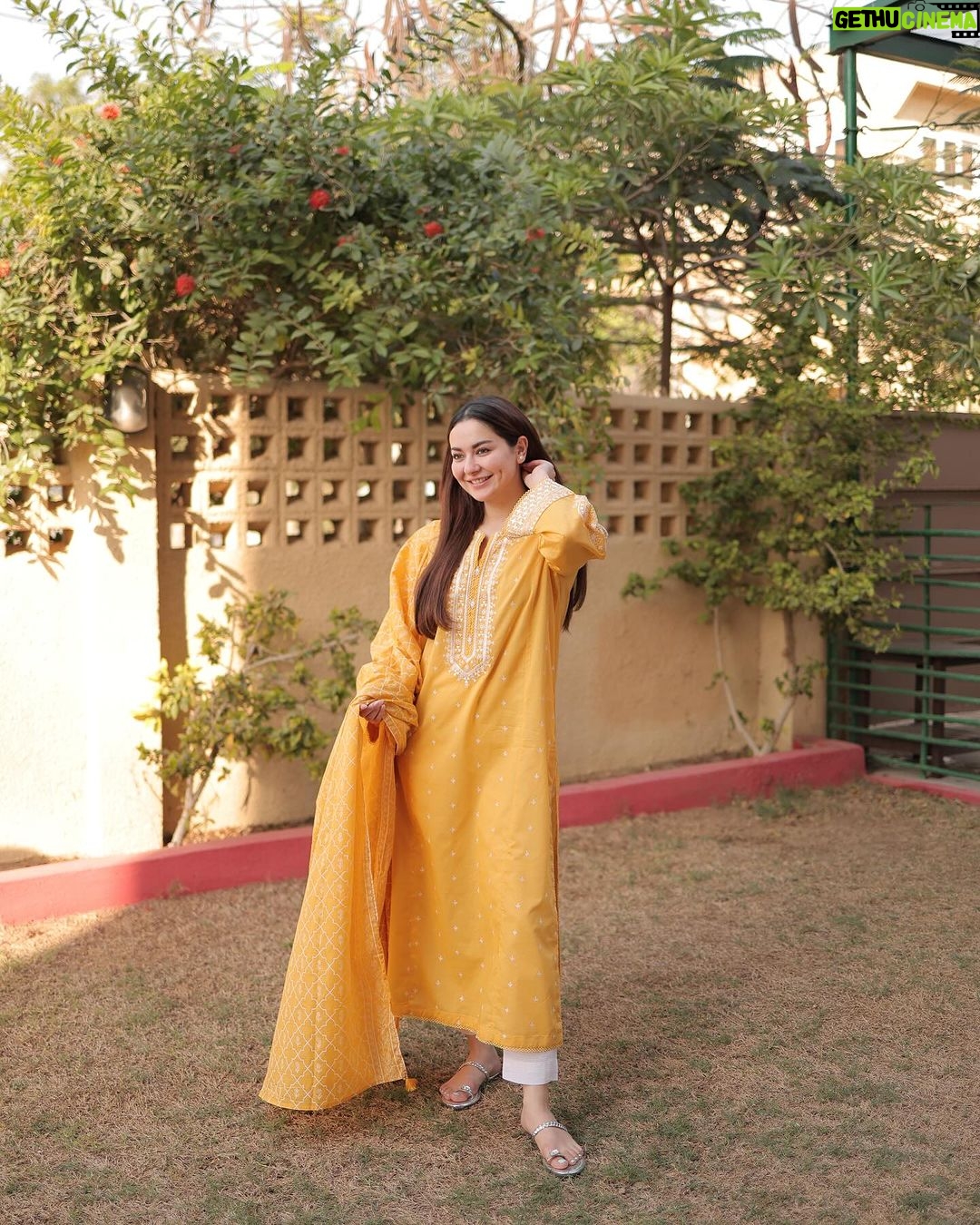 Hania Aamir Instagram - #SwirlInLawn w/ @sapphirepakistan 💃 Absolutely loved these vibrant prints and designs from their Ready To Wear - Spring Summer Collection! Available now in-stores & online #SapphireXMe #SapphirePakistan #SapphireOnline #ReadyToWear