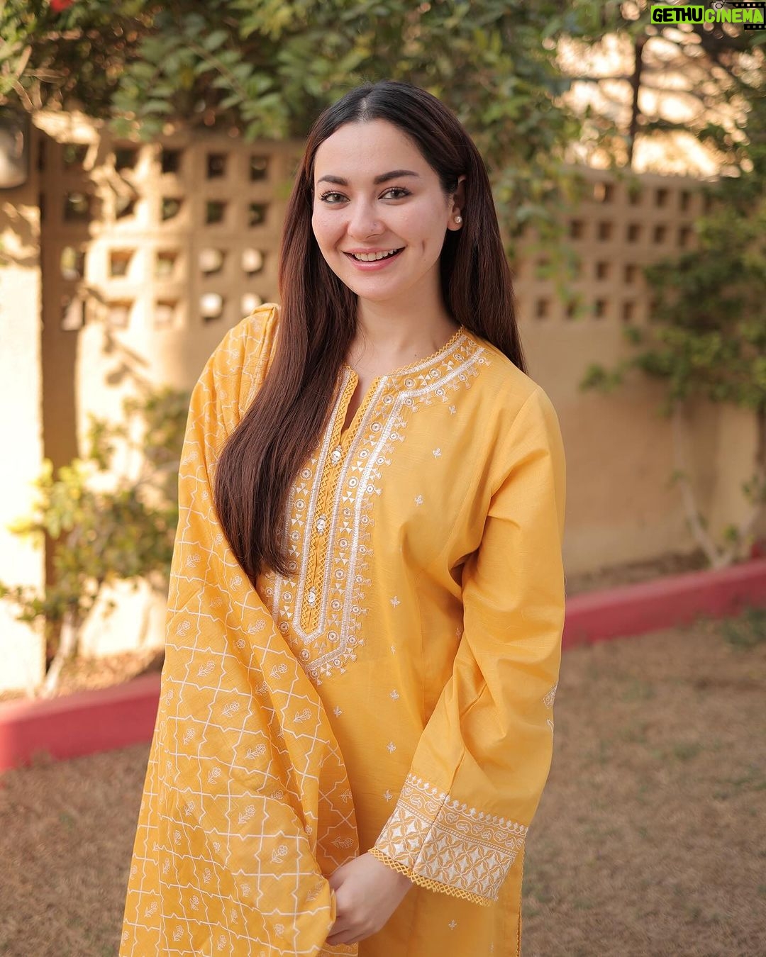 Hania Aamir Instagram - #SwirlInLawn w/ @sapphirepakistan 💃 Absolutely loved these vibrant prints and designs from their Ready To Wear - Spring Summer Collection! Available now in-stores & online #SapphireXMe #SapphirePakistan #SapphireOnline #ReadyToWear