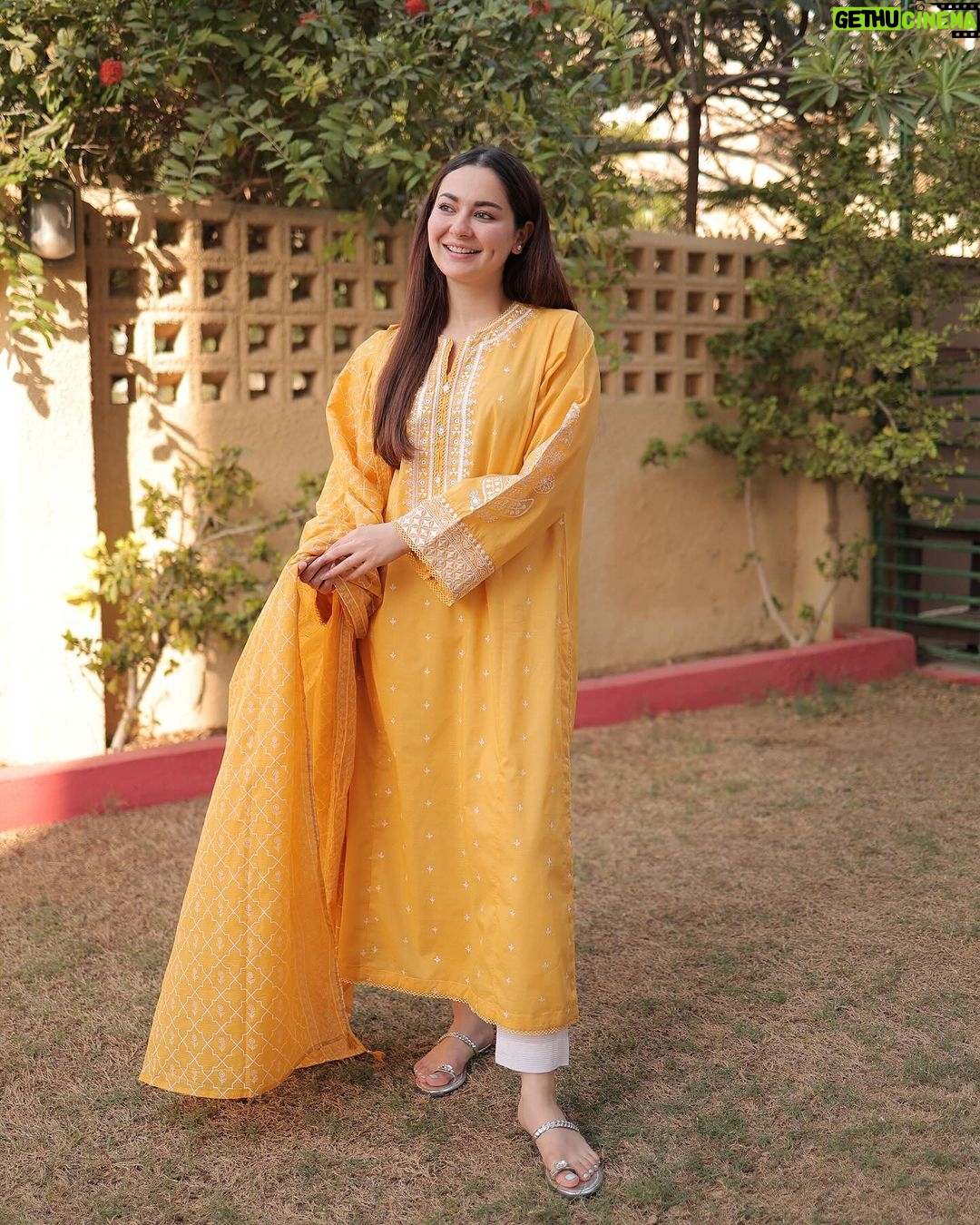 Hania Aamir Instagram - #SwirlInLawn w/ @sapphirepakistan 💃 Absolutely loved these vibrant prints and designs from their Ready To Wear - Spring Summer Collection! Available now in-stores & online #SapphireXMe #SapphirePakistan #SapphireOnline #ReadyToWear