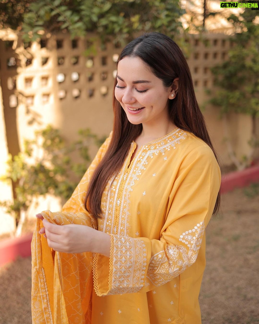 Hania Aamir Instagram - #SwirlInLawn w/ @sapphirepakistan 💃 Absolutely loved these vibrant prints and designs from their Ready To Wear - Spring Summer Collection! Available now in-stores & online #SapphireXMe #SapphirePakistan #SapphireOnline #ReadyToWear