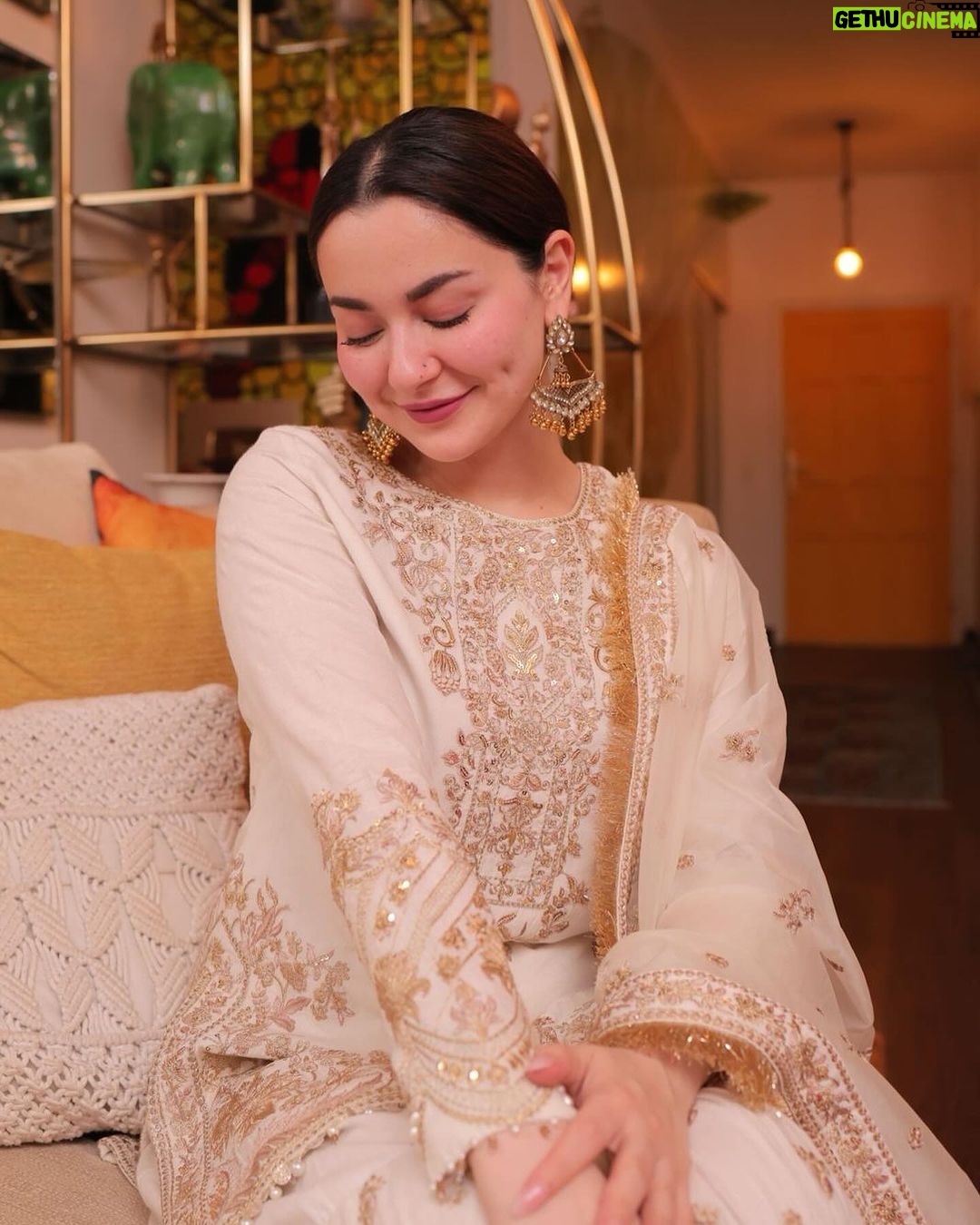 Hania Aamir Instagram - In my favourite from @faizasaqlain lawn 🕊️ Prebook this one and others from their gorgeous collection on 29th Feb at 6 pm ⏰ #faizasaqlain #FSlawn24