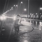 Hanie Tavassoli Instagram - چرا دیدن این تصویر دست از سر ما برنمی دارد؟ داغدار بودن و پدر بودن و جانباز بودن؟یا دم در زندان و شب و سرما و زمستان؟آن انعکاس نورها در کف آسفالت خیس؟یا پتوی پیچیده شده دور بدن؟همه اش یاد زندگی خودمان می افتیم انگار.و فردا که روز پدر است گویا.تصویری تکان دهنده تر از این برای فردا نیست. #روز_پدر #علی #امام_اول_شیعیان #جانبازان_دفاع_مقدس #محمد_قبادلو #واضح_ترین_عکس_جهان_هستی