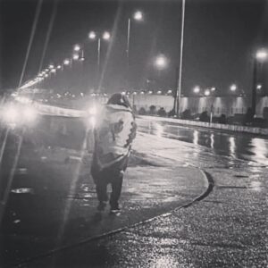 Hanie Tavassoli Instagram - چرا دیدن این تصویر دست از سر ما برنمی دارد؟
داغدار بودن و پدر بودن و جانباز بودن؟یا دم در زندان و شب و سرما و زمستان؟آن انعکاس نورها در کف آسفالت خیس؟یا پتوی پیچیده شده دور بدن؟همه اش یاد زندگی خودمان می افتیم انگار.و فردا که روز پدر است گویا.تصویری تکان دهنده تر از این برای فردا نیست.
#روز_پدر 
#علی 
#امام_اول_شیعیان 
#جانبازان_دفاع_مقدس 
#محمد_قبادلو 
#واضح_ترین_عکس_جهان_هستی