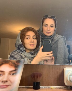 Hanie Tavassoli Instagram - بی صدا حلزون داره اکران می شه.بزودی.
یکی از سخت ترین نقش هایی که در زندگیم بازی کردم.خیلی سخت و پر از چالش بود اما همین سختی ها یه نقش رو جذاب و شیرین می کنه.به بهانه ی اکران این فیلم و کلی خاطرات خوش از پشت صحنه،این عکس ها رو با شما به اشتراک می ذارم.به امید یک اکران خوب.امیدوارم با توجه به شرایط خاص این روزها بتونیم اکران های مردمی هم داشته باشیم.🙏🏻🍀🙏🏻🍀
@soudabekhosravi 
@mojtaba.shokri.deaf 
@hoori_moghadas 
@mariam_majdd 
@behrangdezfulizade.director 
@pedramsharifiiii 
@mohsen_kiaee 
@mehranahmadiofficial
@bi.seda.halazun
@barge_zard