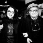 Hanie Tavassoli Instagram - دیشب تمام بدنم می لرزید.و هق هق گریه هایم در تنهایی نیمه شب. کاری که زندگی و سرنوشت و جهان هستی با ما ‌می‌‌ کند،هولناک است.تمامی هم ندارد.سالی که گذشت مصیبت کم بود؟اینهمه جوان غرق خون و مادران و پدران داغدار کم بود؟مرگ تلخ کولبران و کمر شکسته ی کارگران و آمار خودکشی ها کم بود؟امتحان الهی است؟ امنیت و آرامش و رفاه برای ما چه معنی دارد؟ داریوش مهرجویی سرمایه ی ملی است.می فهمید؟ می فهمید؟ این قتل فجیع او و همسرش،یک فاجعه ی ملی است. نهایت بدبختی است.نهایت فلاکت برای این جامعه.ظلم و تبعیض و بی عدالتی و امنیتی که نداریم. همه چیز عجیب است.مثل کابوس.کابوسی که تمامی ندارد.من عاجزم.مدت هاست.توان زندگی نرمال ندارم.مدت هاست.نمی دانم چطور باید ادامه داد. با قرص های آرامبخش؟که الان کرخت و منگم کرده؟نمی دانم.فقط می دانم امروز من هم صاحب عزا هستم.بارها گفته ام که مهرجویی برای من الهام بخش و بزرگ و مهم و محبوب است.دیشب عزیز دل من و همسرش غرق خون بودند و من غرق اشک و بهت.این زنده بودن امروز ماست.فاجعه از زمین و زمان می ریزد بر سرمان و ما در اوج درد و کرختی و انفعال،مبهوت به انتظار ناجی خشکمان زده. #داریوش_مهرجویی #وحیده_محمدی_فر