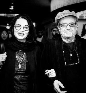 Hanie Tavassoli Instagram - دیشب تمام بدنم می لرزید.و هق هق گریه هایم در تنهایی نیمه شب.
کاری که زندگی و سرنوشت و جهان هستی با ما 
‌می‌‌ کند،هولناک است.تمامی هم ندارد.سالی که گذشت مصیبت کم بود؟اینهمه جوان غرق خون و مادران و پدران داغدار کم بود؟مرگ تلخ کولبران  و کمر شکسته ی کارگران و آمار خودکشی ها کم بود؟امتحان الهی است؟
امنیت و آرامش و رفاه برای ما چه معنی دارد؟
داریوش مهرجویی سرمایه ی ملی است.می فهمید؟
می فهمید؟
این قتل فجیع او و همسرش،یک فاجعه ی ملی است.
نهایت بدبختی است.نهایت فلاکت برای این جامعه.ظلم و تبعیض و بی عدالتی و امنیتی که نداریم.
همه چیز عجیب است.مثل کابوس.کابوسی که تمامی ندارد.من عاجزم.مدت هاست.توان زندگی نرمال ندارم.مدت هاست.نمی دانم چطور باید ادامه داد.
با قرص های آرامبخش؟که الان کرخت و منگم کرده؟نمی دانم.فقط می دانم امروز من هم صاحب عزا هستم.بارها گفته ام که مهرجویی برای من الهام بخش و بزرگ و مهم و محبوب است.دیشب عزیز دل من و همسرش غرق خون بودند و من غرق اشک و بهت.این زنده بودن امروز ماست.فاجعه از زمین و زمان می ریزد بر سرمان و ما در اوج درد و کرختی و انفعال،مبهوت به انتظار ناجی خشکمان زده.
#داریوش_مهرجویی 
#وحیده_محمدی_فر