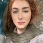 Hanie Tavassoli Instagram - بی صدا حلزون داره اکران می شه.بزودی. یکی از سخت ترین نقش هایی که در زندگیم بازی کردم.خیلی سخت و پر از چالش بود اما همین سختی ها یه نقش رو جذاب و شیرین می کنه.به بهانه ی اکران این فیلم و کلی خاطرات خوش از پشت صحنه،این عکس ها رو با شما به اشتراک می ذارم.به امید یک اکران خوب.امیدوارم با توجه به شرایط خاص این روزها بتونیم اکران های مردمی هم داشته باشیم.🙏🏻🍀🙏🏻🍀 @soudabekhosravi @mojtaba.shokri.deaf @hoori_moghadas @mariam_majdd @behrangdezfulizade.director @pedramsharifiiii @mohsen_kiaee @mehranahmadiofficial @bi.seda.halazun @barge_zard