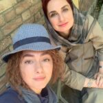 Hanie Tavassoli Instagram - بی صدا حلزون داره اکران می شه.بزودی. یکی از سخت ترین نقش هایی که در زندگیم بازی کردم.خیلی سخت و پر از چالش بود اما همین سختی ها یه نقش رو جذاب و شیرین می کنه.به بهانه ی اکران این فیلم و کلی خاطرات خوش از پشت صحنه،این عکس ها رو با شما به اشتراک می ذارم.به امید یک اکران خوب.امیدوارم با توجه به شرایط خاص این روزها بتونیم اکران های مردمی هم داشته باشیم.🙏🏻🍀🙏🏻🍀 @soudabekhosravi @mojtaba.shokri.deaf @hoori_moghadas @mariam_majdd @behrangdezfulizade.director @pedramsharifiiii @mohsen_kiaee @mehranahmadiofficial @bi.seda.halazun @barge_zard