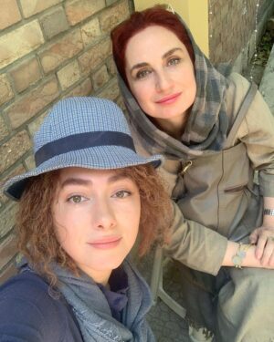 Hanie Tavassoli Instagram - بی صدا حلزون داره اکران می شه.بزودی.
یکی از سخت ترین نقش هایی که در زندگیم بازی کردم.خیلی سخت و پر از چالش بود اما همین سختی ها یه نقش رو جذاب و شیرین می کنه.به بهانه ی اکران این فیلم و کلی خاطرات خوش از پشت صحنه،این عکس ها رو با شما به اشتراک می ذارم.به امید یک اکران خوب.امیدوارم با توجه به شرایط خاص این روزها بتونیم اکران های مردمی هم داشته باشیم.🙏🏻🍀🙏🏻🍀
@soudabekhosravi 
@mojtaba.shokri.deaf 
@hoori_moghadas 
@mariam_majdd 
@behrangdezfulizade.director 
@pedramsharifiiii 
@mohsen_kiaee 
@mehranahmadiofficial
@bi.seda.halazun
@barge_zard