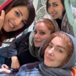 Hanie Tavassoli Instagram - بی صدا حلزون داره اکران می شه.بزودی. یکی از سخت ترین نقش هایی که در زندگیم بازی کردم.خیلی سخت و پر از چالش بود اما همین سختی ها یه نقش رو جذاب و شیرین می کنه.به بهانه ی اکران این فیلم و کلی خاطرات خوش از پشت صحنه،این عکس ها رو با شما به اشتراک می ذارم.به امید یک اکران خوب.امیدوارم با توجه به شرایط خاص این روزها بتونیم اکران های مردمی هم داشته باشیم.🙏🏻🍀🙏🏻🍀 @soudabekhosravi @mojtaba.shokri.deaf @hoori_moghadas @mariam_majdd @behrangdezfulizade.director @pedramsharifiiii @mohsen_kiaee @mehranahmadiofficial @bi.seda.halazun @barge_zard