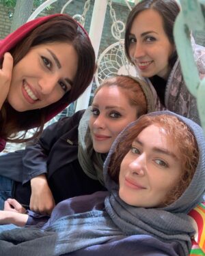 Hanie Tavassoli Instagram - بی صدا حلزون داره اکران می شه.بزودی.
یکی از سخت ترین نقش هایی که در زندگیم بازی کردم.خیلی سخت و پر از چالش بود اما همین سختی ها یه نقش رو جذاب و شیرین می کنه.به بهانه ی اکران این فیلم و کلی خاطرات خوش از پشت صحنه،این عکس ها رو با شما به اشتراک می ذارم.به امید یک اکران خوب.امیدوارم با توجه به شرایط خاص این روزها بتونیم اکران های مردمی هم داشته باشیم.🙏🏻🍀🙏🏻🍀
@soudabekhosravi 
@mojtaba.shokri.deaf 
@hoori_moghadas 
@mariam_majdd 
@behrangdezfulizade.director 
@pedramsharifiiii 
@mohsen_kiaee 
@mehranahmadiofficial
@bi.seda.halazun
@barge_zard