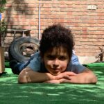 Hanie Tavassoli Instagram - بی صدا حلزون داره اکران می شه.بزودی. یکی از سخت ترین نقش هایی که در زندگیم بازی کردم.خیلی سخت و پر از چالش بود اما همین سختی ها یه نقش رو جذاب و شیرین می کنه.به بهانه ی اکران این فیلم و کلی خاطرات خوش از پشت صحنه،این عکس ها رو با شما به اشتراک می ذارم.به امید یک اکران خوب.امیدوارم با توجه به شرایط خاص این روزها بتونیم اکران های مردمی هم داشته باشیم.🙏🏻🍀🙏🏻🍀 @soudabekhosravi @mojtaba.shokri.deaf @hoori_moghadas @mariam_majdd @behrangdezfulizade.director @pedramsharifiiii @mohsen_kiaee @mehranahmadiofficial @bi.seda.halazun @barge_zard