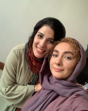 Hanie Tavassoli Instagram - بی صدا حلزون داره اکران می شه.بزودی.
یکی از سخت ترین نقش هایی که در زندگیم بازی کردم.خیلی سخت و پر از چالش بود اما همین سختی ها یه نقش رو جذاب و شیرین می کنه.به بهانه ی اکران این فیلم و کلی خاطرات خوش از پشت صحنه،این عکس ها رو با شما به اشتراک می ذارم.به امید یک اکران خوب.امیدوارم با توجه به شرایط خاص این روزها بتونیم اکران های مردمی هم داشته باشیم.🙏🏻🍀🙏🏻🍀
@soudabekhosravi 
@mojtaba.shokri.deaf 
@hoori_moghadas 
@mariam_majdd 
@behrangdezfulizade.director 
@pedramsharifiiii 
@mohsen_kiaee 
@mehranahmadiofficial
@bi.seda.halazun
@barge_zard
