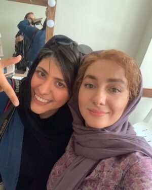 Hanie Tavassoli Instagram - بی صدا حلزون داره اکران می شه.بزودی.
یکی از سخت ترین نقش هایی که در زندگیم بازی کردم.خیلی سخت و پر از چالش بود اما همین سختی ها یه نقش رو جذاب و شیرین می کنه.به بهانه ی اکران این فیلم و کلی خاطرات خوش از پشت صحنه،این عکس ها رو با شما به اشتراک می ذارم.به امید یک اکران خوب.امیدوارم با توجه به شرایط خاص این روزها بتونیم اکران های مردمی هم داشته باشیم.🙏🏻🍀🙏🏻🍀
@soudabekhosravi 
@mojtaba.shokri.deaf 
@hoori_moghadas 
@mariam_majdd 
@behrangdezfulizade.director 
@pedramsharifiiii 
@mohsen_kiaee 
@mehranahmadiofficial
@bi.seda.halazun
@barge_zard