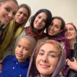 Hanie Tavassoli Instagram - بی صدا حلزون داره اکران می شه.بزودی. یکی از سخت ترین نقش هایی که در زندگیم بازی کردم.خیلی سخت و پر از چالش بود اما همین سختی ها یه نقش رو جذاب و شیرین می کنه.به بهانه ی اکران این فیلم و کلی خاطرات خوش از پشت صحنه،این عکس ها رو با شما به اشتراک می ذارم.به امید یک اکران خوب.امیدوارم با توجه به شرایط خاص این روزها بتونیم اکران های مردمی هم داشته باشیم.🙏🏻🍀🙏🏻🍀 @soudabekhosravi @mojtaba.shokri.deaf @hoori_moghadas @mariam_majdd @behrangdezfulizade.director @pedramsharifiiii @mohsen_kiaee @mehranahmadiofficial @bi.seda.halazun @barge_zard