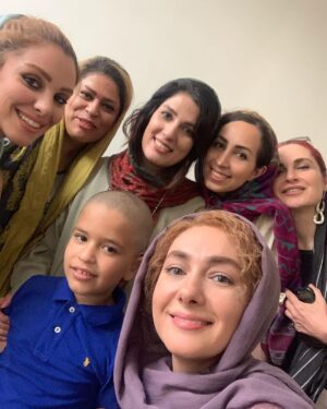 Hanie Tavassoli Instagram - بی صدا حلزون داره اکران می شه.بزودی.
یکی از سخت ترین نقش هایی که در زندگیم بازی کردم.خیلی سخت و پر از چالش بود اما همین سختی ها یه نقش رو جذاب و شیرین می کنه.به بهانه ی اکران این فیلم و کلی خاطرات خوش از پشت صحنه،این عکس ها رو با شما به اشتراک می ذارم.به امید یک اکران خوب.امیدوارم با توجه به شرایط خاص این روزها بتونیم اکران های مردمی هم داشته باشیم.🙏🏻🍀🙏🏻🍀
@soudabekhosravi 
@mojtaba.shokri.deaf 
@hoori_moghadas 
@mariam_majdd 
@behrangdezfulizade.director 
@pedramsharifiiii 
@mohsen_kiaee 
@mehranahmadiofficial
@bi.seda.halazun
@barge_zard