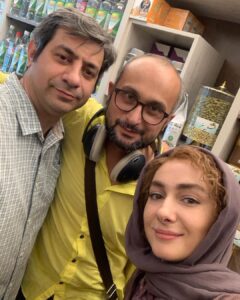 Hanie Tavassoli Instagram - بی صدا حلزون داره اکران می شه.بزودی. یکی از سخت ترین نقش هایی که در زندگیم بازی کردم.خیلی سخت و پر از چالش بود اما همین سختی ها یه نقش رو جذاب و شیرین می کنه.به بهانه ی اکران این فیلم و کلی خاطرات خوش از پشت صحنه،این عکس ها رو با شما به اشتراک می ذارم.به امید یک اکران خوب.امیدوارم با توجه به شرایط خاص این روزها بتونیم اکران های مردمی هم داشته باشیم.🙏🏻🍀🙏🏻🍀 @soudabekhosravi @mojtaba.shokri.deaf @hoori_moghadas @mariam_majdd @behrangdezfulizade.director @pedramsharifiiii @mohsen_kiaee @mehranahmadiofficial @bi.seda.halazun @barge_zard