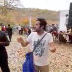 Hanie Tavassoli Instagram - ‎درختان، یکی از اعجاب‌انگیزترین موجودات زنده‌ای هستند که در کره زمین رشد می‌کنند. آنها این قدرت را دارند که انرژی موجود در نور خورشید را گرفته و با استفاده از دی اکسید کربن هوا تغذیه کنند. درختان با کاهش کربن موجود در هوا و تولید اکسیژن، ریه‌های زمین لقب گرفته‌اند. . ‎یکی از مهم‌ترین جنگل‌های باستانی جهان، جنگل‌های هیرکانی هستند که متاسفانه در نیم قرن گذشته بخش اعظمی از آن را از دست داده‌ایم و کمتر از یک پنجم آن باقی مانده است. ویلا‌سازی، جاده سازی، گردشگری غیر مسئولانه، قاچاق چوب و اخیرا هجوم جمعیت!!! مواردی هستند که به از بین رفتن این جنگل‌های زیبا منجر شده‌اند. . ‎آقای ظهیر طهرانی، از دوستداران محیط زیست که در این فیلم در حال آگاهی رسانی و تلاشی جانانه هستند، زحمات فراوانی بابت حفظ، معرفی و ثبت جهانی گونه‌های کمیاب درختان این جنگل، از جمله درخت انجیلی، ممرز و بلوط جنگلی در سایت‌های گردشگری کشیده‌اند. ایشان دو سال تمام با مسئولین شورای شهر و شهرداری گرگان نشست‌هایی برگزار کرده و برای آنها توضیح داده که چرا انجام چنین مراسمی در این مکان اشتباه است و منابع علمی بسیاری را در اختیار آنها قرار داده است. او از مسئولین قول گرفته بوده که از اجرای این جشنواره در این مکان دست بردارند ولی متاسفانه مسئولین به قولشان پای‌بند نبوده‌اند. . ‎در همه‌جای دنیا برای گردشگران مسیرهای مشخص و ایمنی برای گذر از جنگل تعبیه شده است. این مسیرها ایمنی را هم برای درختان و هم برای گردشگران فراهم می‌کنند. به علاوه، مردم در جنگل زباله نمی‌ریزند. زیرا جریمه‌های بسیار سنگینی برای زباله ریختن در طبیعت اعمال میشود. آنها هنگامی که به جنگل و طبیعت می‌روند بیشتر سعی می‌کنند به صدای طبیعت گوش بدهند و مثل ما بلندگوهای صد کیلویی با خودشان حمل نمی‌کنند؛ و در مجموع مردم سایر کشورها قدر طبیعت و محیط زیستشان را می‌دانند. آنها می‌دانند که حیاتشان در گرو داشتن طبیعتی پاک است چرا که داشتن جامعه سالم با طبیعت سالم ممکن می‌گردد. ‎متاسفانه برگزاری این مراسم در جنگل که می‌توانست به سادگی در سالن همایش‌ها یا سوله‌های ورزشی شهر باشد، باعث لگدکوب شدن نهال‌های جوانی شده که رشد آن‌ها حداقل دوسال طول کشیده است. آن هم در منطقه‌ای از جنگل هیرکانی که تراکم درخت انجیلی بالاست. درختی که به همت آقای طهرانی در معتبرترین سایت‌های گردشگری به عنوان نماد “وحدت” ما ایرانیان ثبت شده است. ادامه در کامنت اول @zahirtehrani