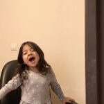 Hanie Tavassoli Instagram - متن ترانه بسیار غمگین و دردناک است و یادآور اتفاقات دردناک زمانی نه چندان دور .اما اجرای این فسقلی سه ساله طناز و دلچسب و شیرین است. اسمش سوفی است.ویدئو دو سال پیش ضبط شده. من امروز بعد از مدت ها دوباره دیدمش.میان اینهمه درد و مصیبت اجرای سوفی قند در دلم آب کرد. کاش آقای چاووشی هم ببیندش.🥰 #خوزستان #mohsenchavoshi @mohsenchavoshi