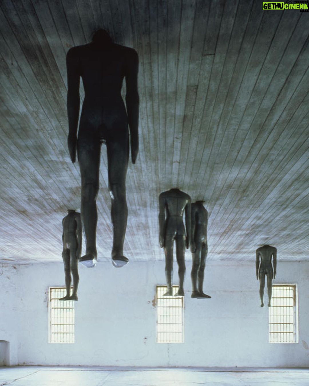 Hanie Tavassoli Instagram - Happy birthday Antony Gormley.#sculpture #antonygormley #sculptureart