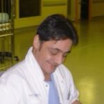 Hanie Tavassoli Instagram - تولد پروفسور کیوان مزدا بهترین بهانه برای تبریک روز پزشک است.یک پزشک حاذق و یک انسان استثنایی.چقدر جایتان خالی است. روز پزشک مبارک. 🔆تولد پروفسور کیوان مزدا پزشک متعهد و پدر معنوی زنجیره امید گرامی باد. 🔆پروفسور کیوان مزدا، زاده ۳۱ مرداد سال ۱۳۳۸ در آبادان و بنیان گذار روشی نوین در جراحی ستون فقرات بود. 🔆او از سال ۱۳۸۶ به عنوان یکی از اعضای اصلی موسسه خیریه بین المللی زنجیره امید و پزشک داوطلب در حوزه جراحی ستون فقرات ٫ فعالیت خود را با مؤسسه زنجیره امید ایران٫ در کشور زادگاهش آغاز کرد . 🔆دکتر مزدا در تمام سالهایی که درکنار زنجیره امید بود٫ به همراه تیمش بدون هیاهو و با دلی مملو از عشق، به ایران می آمد و فرزندان بی بضاعت این سرزمین را رایگان جراحی می کرد. 🔆تکنیک خاص و ابداعی پروفسور مزدا در انحراف‌‌های ستون فقرات، هم ‌اکنون در اکثر مراکز درمانی دنیا استفاده می‌شود و امکان عمل‌‌های پیچیده ستون فقرات را فراهم کرده است. 🔆 به امید تحقق آرزوی پروفسور کیوان مزدا: (به امید روزی که کودکان ایران به زنجیره امید نیاز نداشته باشند). روحش شاد، یادش گرامی، نامش جاودان و راهش پررهرو باد. ‏‎‏🆔@zanjirehomid ‏‎‏‎شماره کارت بانک پاسارگاد: 5022297000011622 ‏‎‏‎کد های دستوری پرداخت آنلاین: *780*8*2114747# *733*7*4# ‏@haniehtavassoli ‏@masih_mirhosseini . #پزشک ‏‎‏‎#زنجیره_امید ‏‎‏‎#خیریه_کودکان ‏‎‏‎ #حمایت_کودکان #درمان_کودکان ‏‎‏#charity #children #hope #کودک #حمایت #بیمارستان #امید# کودکان_امید #خیریه #هنر #actress #هنرمند #artist #بازیگران #هانیه_توسلی ‏‎‏‎ #مسیح_میرحسینی #خیریه_زنجیره_امید ‏‎#بیمارستان_کودکان_امید ‏‎‏