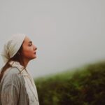 Hanie Tavassoli Instagram - …حس می‌کنم که فشار گیج‌کننده‌ای در زیر پوستم وجود دارد… می‌خواهم همه چیز را سوراخ کنم و هرچه ممکن است فرو بروم. می‌خواهم به اعماق زمین برسم. عشق من در آنجاست، در آنجایی که دانه‌ها سبز می‌شوند و ریشه‌ها به هم می‌رسند و آفرینش در میان پوسیدگی، خود را ادامه می‌دهد، گویی بدن من یک شکل موقتی و زودگذر آن است. می‌خواهم به اصلش برسم. می‌خواهم قلبم را مثل یک میوۀ رسیده به همۀ شاخه‌های درختان آویزان کنم. *** …همیشه سعی کرده‌ام مثل یک در بسته باشم تا زندگی وحشتناک درونی‌ام را کسی نبیند و نشناسد… سعی کرده‌ام آدم باشم، در حالیکه در درون خود یک موجود زنده بوده‌ام… ما فقط می‌توانیم حسی را زیر پایمان لگد کنیم، ولی نمی‌توانیم آن را اصلاً نداشته باشیم. *** …نمی‌دانم رسیدن چیست، اما بی‌گمان مقصدی هست که همۀ وجودم به سوی آن جاری می‌شود. کاش می‌مردم و دوباره زنده می‌شدم و می‌دیدم که دنیا شکل دیگریست. دنیا اینهمه ظالم نیست و مردم این خست همیشگی خود را فراموش کرده‌اند…و هیچکس دور خانه‌اش دیوار نکشیده است. معتاد شدن به عادت‌های مضحک زندگی و تسلیم شدن به حدها و دیوارها کاری برخلاف طبیعت است. *** …محرومیت‌های من اگر به من غم می‌دهند در عوض این خاصیت را هم دارند که مرا از دام تمام تظاهرات فریبنده‌ای که در سطح یک رابطه ممکن است وجود داشته باشد نجات می‌دهند، و با خودشان به قعر این رابطه که مرکز طپش‌ها و تحولات اصلی است نزدیک می‌کنند. من نمی‌خواهم سیر باشم، بلکه می‌خواهم بهه فضیلت سیری برسم. …بدی‌های من چه هستند، جز شرم و عجز خوبی‌های من از بیان کردن، جز نالۀ اسارت خوبی‌های من در این دنیایی که تا چشم کار می‌کند دیوار است و دیوار است و دیوار است. و قحطی فرصت است و ترس است و خفگی است و حقارت است. از نامه های فروغ به ابراهیم گلستان. عکس ها از ساناز الوندی @sanazalvandi 🙏🏻💚