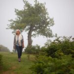Hanie Tavassoli Instagram - …حس می‌کنم که فشار گیج‌کننده‌ای در زیر پوستم وجود دارد… می‌خواهم همه چیز را سوراخ کنم و هرچه ممکن است فرو بروم. می‌خواهم به اعماق زمین برسم. عشق من در آنجاست، در آنجایی که دانه‌ها سبز می‌شوند و ریشه‌ها به هم می‌رسند و آفرینش در میان پوسیدگی، خود را ادامه می‌دهد، گویی بدن من یک شکل موقتی و زودگذر آن است. می‌خواهم به اصلش برسم. می‌خواهم قلبم را مثل یک میوۀ رسیده به همۀ شاخه‌های درختان آویزان کنم. *** …همیشه سعی کرده‌ام مثل یک در بسته باشم تا زندگی وحشتناک درونی‌ام را کسی نبیند و نشناسد… سعی کرده‌ام آدم باشم، در حالیکه در درون خود یک موجود زنده بوده‌ام… ما فقط می‌توانیم حسی را زیر پایمان لگد کنیم، ولی نمی‌توانیم آن را اصلاً نداشته باشیم. *** …نمی‌دانم رسیدن چیست، اما بی‌گمان مقصدی هست که همۀ وجودم به سوی آن جاری می‌شود. کاش می‌مردم و دوباره زنده می‌شدم و می‌دیدم که دنیا شکل دیگریست. دنیا اینهمه ظالم نیست و مردم این خست همیشگی خود را فراموش کرده‌اند…و هیچکس دور خانه‌اش دیوار نکشیده است. معتاد شدن به عادت‌های مضحک زندگی و تسلیم شدن به حدها و دیوارها کاری برخلاف طبیعت است. *** …محرومیت‌های من اگر به من غم می‌دهند در عوض این خاصیت را هم دارند که مرا از دام تمام تظاهرات فریبنده‌ای که در سطح یک رابطه ممکن است وجود داشته باشد نجات می‌دهند، و با خودشان به قعر این رابطه که مرکز طپش‌ها و تحولات اصلی است نزدیک می‌کنند. من نمی‌خواهم سیر باشم، بلکه می‌خواهم بهه فضیلت سیری برسم. …بدی‌های من چه هستند، جز شرم و عجز خوبی‌های من از بیان کردن، جز نالۀ اسارت خوبی‌های من در این دنیایی که تا چشم کار می‌کند دیوار است و دیوار است و دیوار است. و قحطی فرصت است و ترس است و خفگی است و حقارت است. از نامه های فروغ به ابراهیم گلستان. عکس ها از ساناز الوندی @sanazalvandi 🙏🏻💚