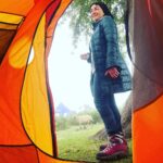 Hanie Tavassoli Instagram - اولین روز گرم ترین ماه سال در حال یخ زدن😅 همین چند روز پیش بالای ابرها😊 آخرین عکس ها رو بذاریم که دیگه اینترنت نداریم. طرح قشنگ محدودیت و فیلترینگ امروز تصویب شد. واقعن همه چیز دیگه داره کامل می شه!خوشبختی پشت خوشبختی👍🏻 من فقط مبهوتم به این همه تدبیر برای حل مشکلات!مشکلات کرونا و واکسن و گرونی وخشکسالی و بی کاری و تحریم و قطع برق فعلن مطرح نیست!اینترنت مشکل اصلیه.محدودش کنید همه چیز حله!دیگه بدبختی ها درز نمی کنه جایی.گل و بلبل👌🏻چرا زودتر به فکر تون نرسید؟ 🤦🏻‍♀️