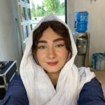 Hanie Tavassoli Instagram - خیلی خیلی ممنونم از همه ی دوستان و عزیزانی که تولدم رو تبریک گفتن. خیلی ممنونم بابت لطف و مهر و محبت همه.😊😍 امیدوارم روزهای سخت تموم بشه و روزهای بهتری بیاد. کلی انرژی گرفتم دیروز و امروز از همگی😇🙏🏻😍☘️☘️☘️. توضیح عکس:دیروز با گریم سر صحنه در گرمای ظهر خرداد😎