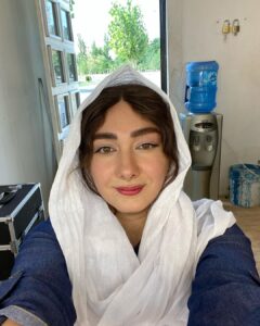 Hanie Tavassoli Instagram - خیلی خیلی ممنونم از همه ی دوستان و عزیزانی که تولدم رو تبریک گفتن. خیلی ممنونم بابت لطف و مهر و محبت همه.😊😍 امیدوارم روزهای سخت تموم بشه و روزهای بهتری بیاد. کلی انرژی گرفتم دیروز و امروز از همگی😇🙏🏻😍☘️☘️☘️. توضیح عکس:دیروز با گریم سر صحنه در گرمای ظهر خرداد😎