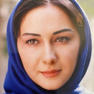 Hanie Tavassoli Instagram - ‎متن پست قبل تغییر می‌کند. من می‌دانم اذهان عمومی روزی رشد خواهد کرد و ظرفیت پذیرش مشکلات زنان این سرزمین را خواهد داشت. روزی می‌آید که وقتی زنی دردی را فریاد می‌زند، همدلی و درک و فرهنگ جامعه حمایتش خواهد کرد. به امید آن روز. نیت من اعلام همدری با زنان آزاردیده بود، خود من هم مثل خیلی‌ها آزار دیده‌ام. آزار و تعرض و تبعیض جنسیتی و توهین و تحقیر زنان سال‌های سال است که در ریز و درشت زندگی‌مان وجود دارد. این ماجرا زمانی بیشتر نمود پیدا می‌کند که مردان در موضع قدرت به خودشان اجازه‌ی گفتن هر حرف و انجام هر رفتاری را می‌دهند. کاش نترسیم. حرف زدن در مورد آزار و تعرض وقتی در جایگاه ضعیف‌تر باشی شجاعت و جسارت فوق‌العاده‌ای می‌خواهد، می‌دانم.
‎نکته‌‌ی مهمی که می‌خواهم رویش تاکید کنم این است که قاطعانه و در نهایت صداقت اعلام می‌کنم، دردی که از آن حرف زدم هیچ ارتباطی به هیچکدام از فیلم‌هایی که در آنها بازی کرده‌ام ندارد. من خوشبختانه پیش از ورودم به سینما سال‌ها تئاتر کار کرده بودم و جایزه‌ی بازیگری تئاتر داشتم؛ فیلم‌های خوب دیده بودم و کتاب زیاد خوانده بودم. همین باعث شد قبل از ورودم به سینما خیلی از افراد محترمانه با من برخورد کنند و حتا من را به دیگران معرفی کنند. در عین حال نمی‌توانم انکار کنم که افرادی هستند که با رفتارهای ترسناک و غیراخلاقی دختران جوان را مرعوب می‌کنند و آن‌ها را آزار می‌دهند، در محیط‌های هنری، کلاس‌های آموزشی، به اسم استادِ همه‌چیزدان و باتجربه و مثلن باسواد. آنها زخم‌هایی روی روح و روان دختران جوان می‌گذارند که تا سالها درمان نمی‌شود و با قلدری ادامه می‌دهند چون بعید می‌دانند کسی حرفی بزند، چون در قدرت هستند و به سادگی «می‌توانند». وجود افرادی که چنین نگاه بیماری دارند و از جایگاه‌شان سوءاستفاده می‌کنند قابل کتمان نیست. برای زنان و دختران سرزمینم عزت نفس و شجاعت و جسارت آرزو می‌کنم و برای کل جامعه شرافت و انسانیت.
‎به امید روزی که اخلاق و قانون و مردم و فرهنگ این جامعه آزاردیده‌ها را حمایت کند و دردشان را بشنود.#آزارجنسی  #حقوق_زنان