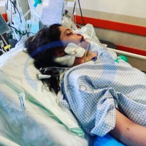 Hanie Tavassoli Instagram - من مبهوتم.دردی که خانواده اش می کشند،دردی که خودش کشیده،با پست و استوری و هشتگ و لایک کم می شود؟نه قطعن نه!چطور می شود از عدالت حرف زد؟فریاد زد؟سکوت کرد؟به کدام جرم؟چرا؟چرا؟چرا؟
عاجزم و مبهوت و غمگین و خشمگین.
همین.
دختر جوان بیست و دو ساله!جرم؟بد حجابی!متاسفم و با تمام وجودم احساس استیصال و بدبختی می کنم.
#مهسا_امینی