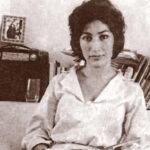 Hanie Tavassoli Instagram - اگر زنده بود، امروز هشتاد و نه ساله می شد. امروز تولد او بود.هشتم دی ماه. تک تک شعرها و کلمات دو دفتر آخرش،بر روح و جانم حک شده.و حتا جمله هایی از نامه هایش. فکر می کنم اگر زنده بود و در این روزگار زندگی می کرد،شعرهایش چطور بودند! تاب می آورد؟شعر می گفت؟از ایران رفته بود؟ از زمانه ی خودش جلوتر بود.از زمانه ی ما هم حتا. درک و نگاه بسیار عمیقش به جهان تکان دهنده است. دو دفتر آخرش از زن بودنش فراتر رفته. زنانه است ،اما مخاطبش جهان را فرا می گیرد. و این جمله ها در نامه هایش،در اوج نا امیدی و بدبختی و استیصال به دادم میرسند: «نمی دانم رسیدن چیست، اما بی گمان مقصدی هست که همه وجودم به سوی آن جاری می شود.. کاش می مردم و دوباره زنده می شدم و می دیدم که دنیا شکل دیگری است، دنیا این همه ظالم نیست و مردم این خصلت همیشگی خود را فراموش کرده اند... و هیچ کس دور خانه اش دیوار نکشیده است... معتاد شدن به عادت های مضحک زندگی و تسلیم شدن به حدها و دیوارها کاری بر خلاف جهت طبیعت است..» #فروغ_فرخزاد
