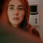 Hanie Tavassoli Instagram - دیدن این ویدئو چقدر حس عجیبی داشت برام. این همه بازی و کار و سال و تجربه های جالب. چقدر خنده و گریه و تلخی و شیرینی پشت همه ی این کارکترهاست. ممنون برای ساخت این ویدئو. و اینکه واقعن بازی در فیلم بی صدا حلزون و این نقش یکی از سخت ترین و البته دوست داشتنی ترین تجربه های کاری منه. ممنونم از بهرنگ دزفولی زاده برای خلق این نقش و این فیلم. و ممنون از گروه خوب این فیلم که خیلی کمک کردن به من.مخصوصن آقای تهرانی عزیز و خانم مقدسی و خانم کلارا که کلی با من تمرین کردن برای بازی در نقش یک زن کم شنوا. و عاشق گریمم هستم که کار دوست خوبم سودابه خسروی است. و البته همبازی های عزیزم، مجتبا شکری، و مهران احمدی و پدرام شریفی و محسن کیایی.از همگی ممنونم.🙏🏻 نقشم رو در این فیلم خیلی خیلی دوست دارم.براش جون کندم قشنگ😊 ممنون می شم اگه فیلم رو دیدین نظرتون رو به من بگین همینجا.🙏🏻 @bi.seda.halazun