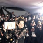 Hanie Tavassoli Instagram - دلم می خواهد این نگاه و خنده ات را ثبت کنم. دلم می خواهد یک دل سیر این صحنه را ببینم و باز ببینم. روی فرش قرمز که رقصیدی و خرامیدی ققنوس خطابت کردم و دیشب با بال های افراشته روی قله نشستی. دیشب از ذوق اشک ریختم.تنها باری که اینقدر خوشحال بودم بعد از بازی ایران و استرالیا در سال ۷۶ بود!مثل آن برد در آن سال برنده شدن تو هم مثل به واقعیت درآمدن یک رویای جمعی است انگار! مثل قصه ها و اسطوره!سفر قهرمانی.به قول کمبل اسطوره ها رویای جهانند. تو زر شدی.درخشیدی و این خنده در خود هزاران هزار حرف را فریاد می زند. این خنده را ثبت می کنم.این شهامت و این رشد و این شکوه را.❤️ @zaramirebrahimi