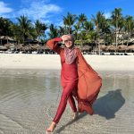 Hanis Zalikha Instagram - Best timing for a beach photo like this, time tengoh hari panah dering ni 🌝 Another tip, wear Cakenis Swimwear & Kaftan in Chestnut & Cakenis Speedy headgear in Dusty Pink! 😆 @cakenis The Taaras Beach & Spa Resort, Redang Island - Malaysia