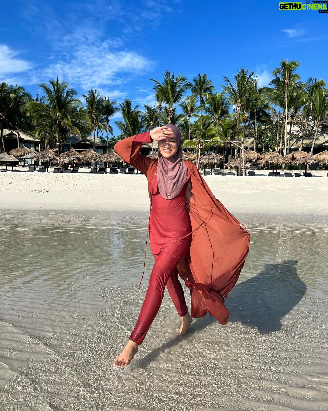 Hanis Zalikha Instagram - Best timing for a beach photo like this, time tengoh hari panah dering ni π Another tip, wear Cakenis Swimwear & Kaftan in Chestnut & Cakenis Speedy headgear in Dusty Pink! π @cakenis The Taaras Beach & Spa Resort, Redang Island - Malaysia