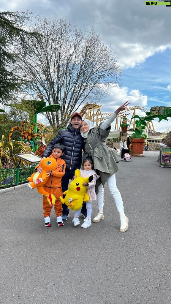 Hanis Zalikha Instagram - Of course Mommy letak themepark dalam our London itinerary hihihi 😍 My babies were so thrilled to be here, it was one of the prettiest themeparks we’ve ever been to! It was the sun, the flowers, the rides, it was everything! Spring in Paultons Park, UK was enchanting 🥹