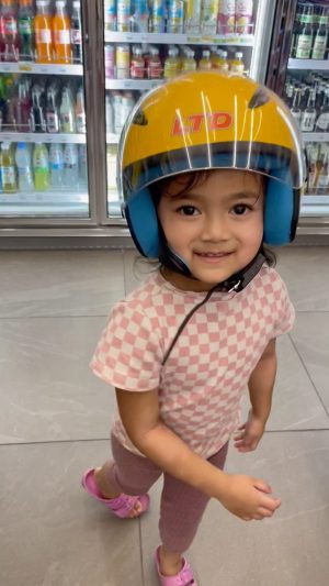 Hanis Zalikha Instagram - Belum habis emo anak nyanyi lagu jingglebell, pak dia pi bawak naik motor. Dengan seluar senteng dia melenggang pi kedai 😩 Weh seluar belacan umur setahun duluuu aaaa