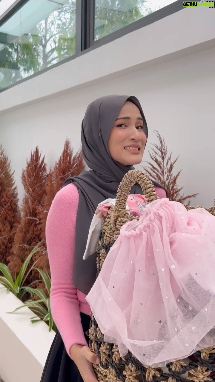 Hanis Zalikha Instagram - Mari berlaundry with me! Tugasan gosok baju ni bukan kerja mudah (malah boleh menyampah lol), TAPI boleh dimudahkan dengan iron yang betul bagus. Marilah kita tengok, best ke tidak Panasonic Steam Generator Iron GT500 ni? Betul ke ia akan meluncur atas bermacam jenis kain? Betul ke ia tak banyak perkakas dan tak banyak mode sampai pening2? Saya cubakan untuk anda! Sekarang bolehlah beli hihihi. #mypanasonic #GT500 #PanasonicSteamGeneratorIron #AnggunBerkuasaLagiBergaya #OptimalCareforFamily #LeadingInnovationinComfort #SafetyYouCanTrustQualityYouDeserve