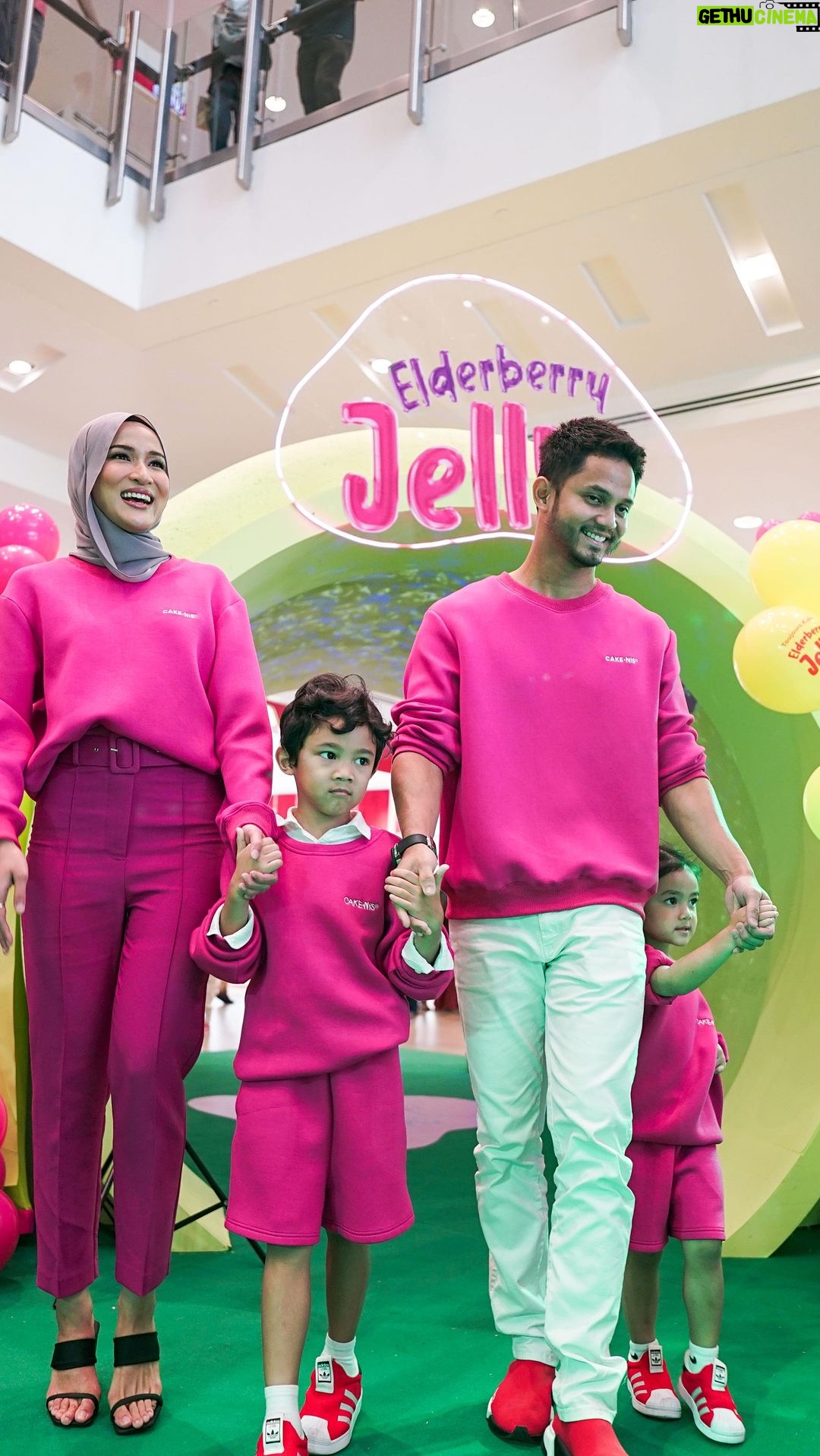 Hanis Zalikha Instagram - Which negeri should we have the Jelly Playland next?? Over the weekend Toujours Kids had a successful 2–Day Jelly Playland where families from all around Klang Valley came together to have fun and celebrate the launch of Elderberry Jelly by Toujours Kids. Toujours recorded over a thousand participants in the course of two days filled with kids activities, session by certified nutritionist, parenting talk and introduction to Elderberry fruit, a superfood known to help induce calmness. Elderberry Jelly is now available online and in Guardian pharmacies nationwide. Go and grab em for your kids @toujoursadvanced !!! #ToujoursKidsElderberryJelly