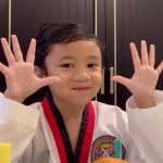 Hanis Zalikha Instagram – MasyaAllah alhamdulillah. Pergi sekolah dengan simple & seronok!

Nombor satu yang mudahkan kami adalah, dari bayi dah mulakan rutin tidur awal. Displin waktu tidur sampai sebati dengan body clock dan jadi ‘morning person’. So naturally waking up early it’s not a burden for school — and they don’t hate school for it.

Also good to polish social skill dengan bergaul dan yakin diri sedari kecil. Playdate dengan sepupu sepapat, anak kawan-kawan, sertai playgroup, play sports, apa saja yang membiasakan dia dengan komunikasi dunia luar (selain ibu bapa). InsyaAllah ini akan mudahkan transisi nak ‘break the ice’ at school and form friendships.

Selalu bersama-sama siap ke sekolah. Buatkan sarapan, bantu persiapan mereka atau ibubapa sendiri hantar ke sekolah. Yang mana mampu, asalkan together ‘getting ready for school’ energy.

Get to know their friends. Kenal nama kawan anak-anak. Take note bila diorang cerita perihal kawan-kawan dan gunakannya untuk sentiasa up-to-date dalam bersembang dengan anak-anak. Masa parti harijadi, dapat dekati dengan siapa yang anak-anak kita bergaul dengan lebih lagi. Tak semestinya parti yang kita anjurkan, mungkin parti yang kita hadiri.

Lower expectation. Terimalah ada hari yang lebih sukar, sebab kita pun liat nak pergi sekolah sometimes. Tapi sehabis baik kawal keadaan dan emosi supaya mood seharian (seisi rumah) tidak terganggu.

If you don’t know this yet, elderberry fruit is such a great mood booster! Yang saya bekalkan Yusuf tu adalah Elderberry Jelly dari Toujours Kids @toujoursadvanced . Semoga mommies and daddies sentiasa dipermudahkan dan diberi ideas yang banyak dan bernas dalam menguruskan anak-anak dari hari ke hari!